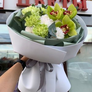 Сборный круглый букет с зеленым цимбидиумом