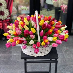 101 тюльпан в корзине