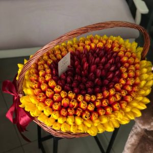 251 тюльпан в корзине