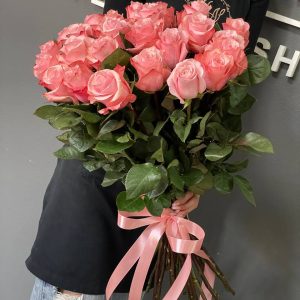 Розовая импортная роза 70см 25шт