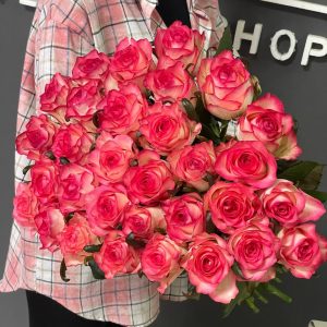 Букет из 31  розы "Джумилии" 60см