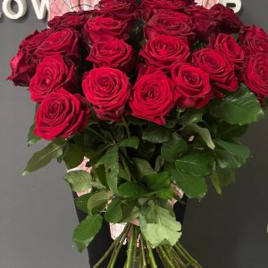 Букет из 31 красной розы "Ред Наоми" 60см