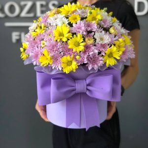 Цилиндр из разноцветных хризантем