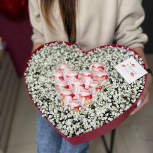 Коробка сердце с гипсофилой и "Raffaello"