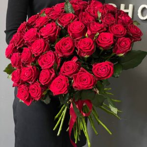Красная роза Кон Аморе 50см
