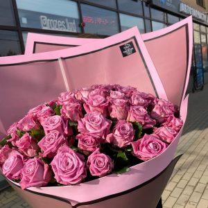 51 розовая роза в упаковке