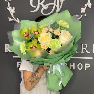 Сборный букет с белыми розами