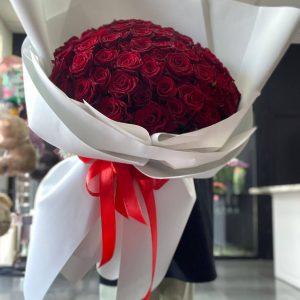 101 красная роза в упаковке