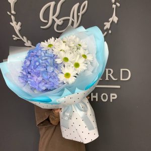 Букет сборный из гортензии и кустовой хризантемы