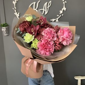 Букет сборный с французской розой и с зелеными диантусами