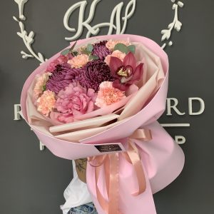 Сборный круглый букет с цимбидиумом