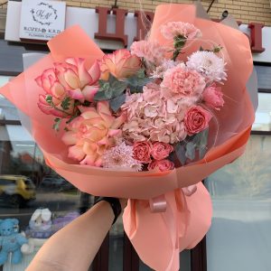Сборный букет с гортензией и розами