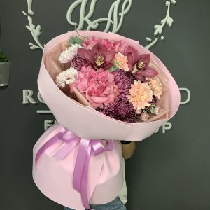 Сборный круглый букет  с бордовой орхидей