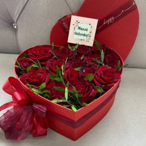 Красные розы в коробке сердце